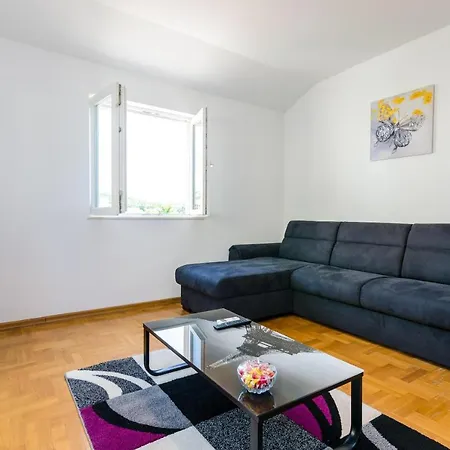 Ana - One Bedroom With Balcony